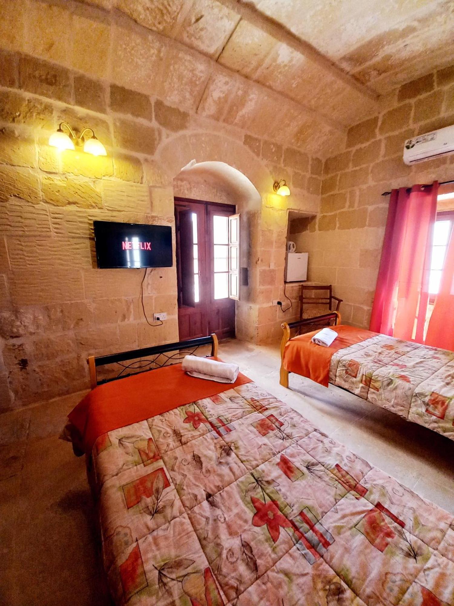 Ta Majsi Farmhouse With Indoor Heated Pool San Lawrenz Kültér fotó